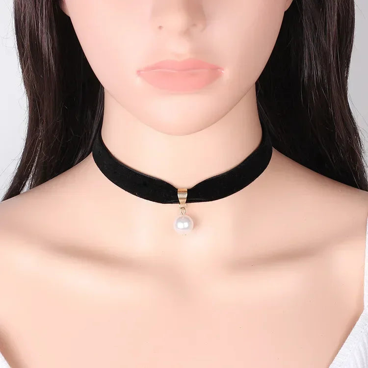 Girocollo in Velluto Nero con Perla – Collana Corta Vintage per Donna
